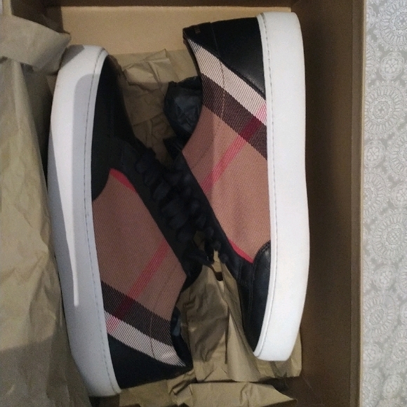 Burberry Shoes - Burberry low top salmond sneakers
